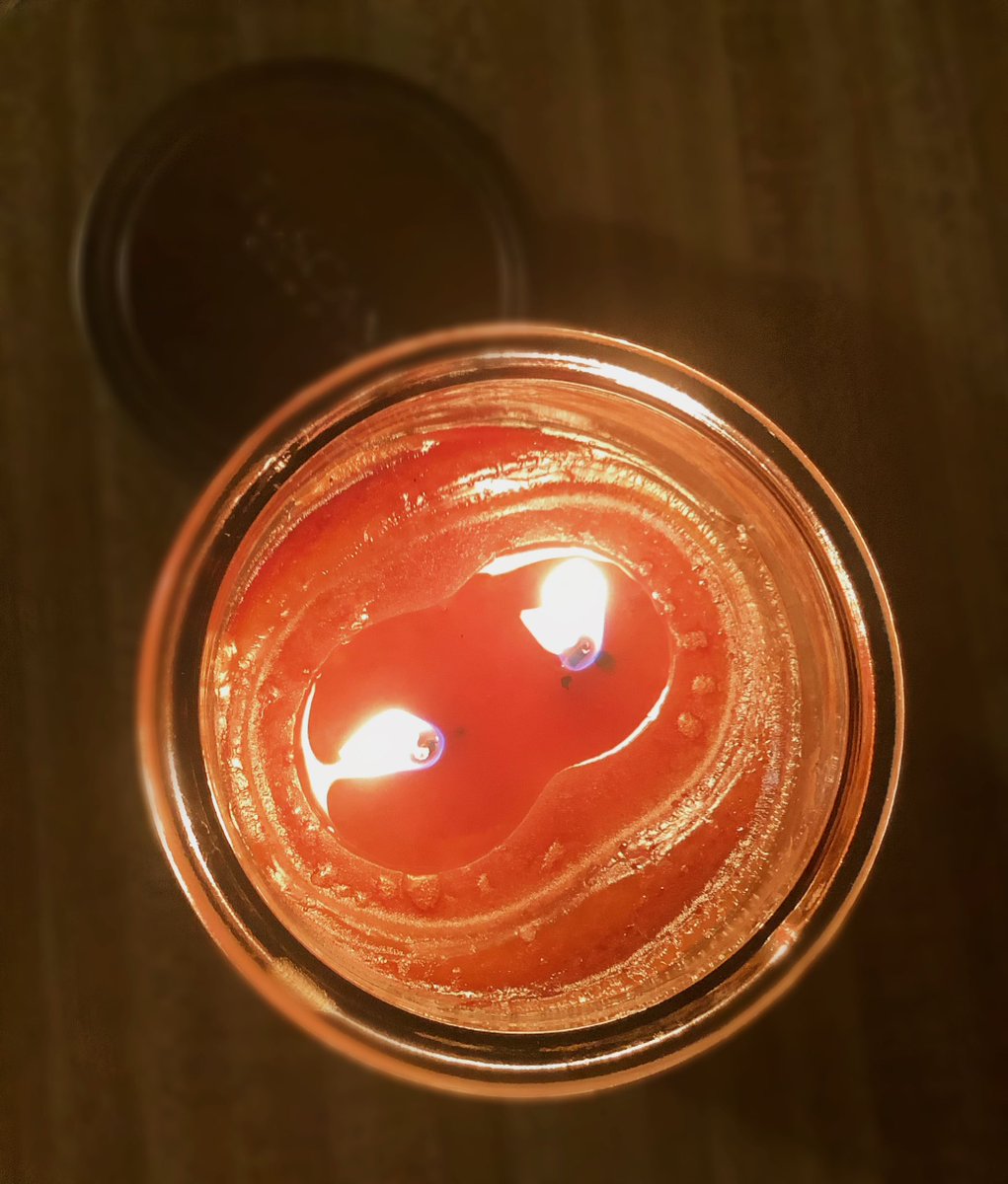 Real_S_Stuff's tweet image. Allison’s commentary:
Ahh...clean kitchen vibes...
Is it not SO satisfying to have a clean kitchen sink? 
We shall see how long this peacefulness lasts before my husband asks for a late-night snack 😂
#cleankitchenvibes #cleanhome #candlelight #peacefulnight #simple #rss