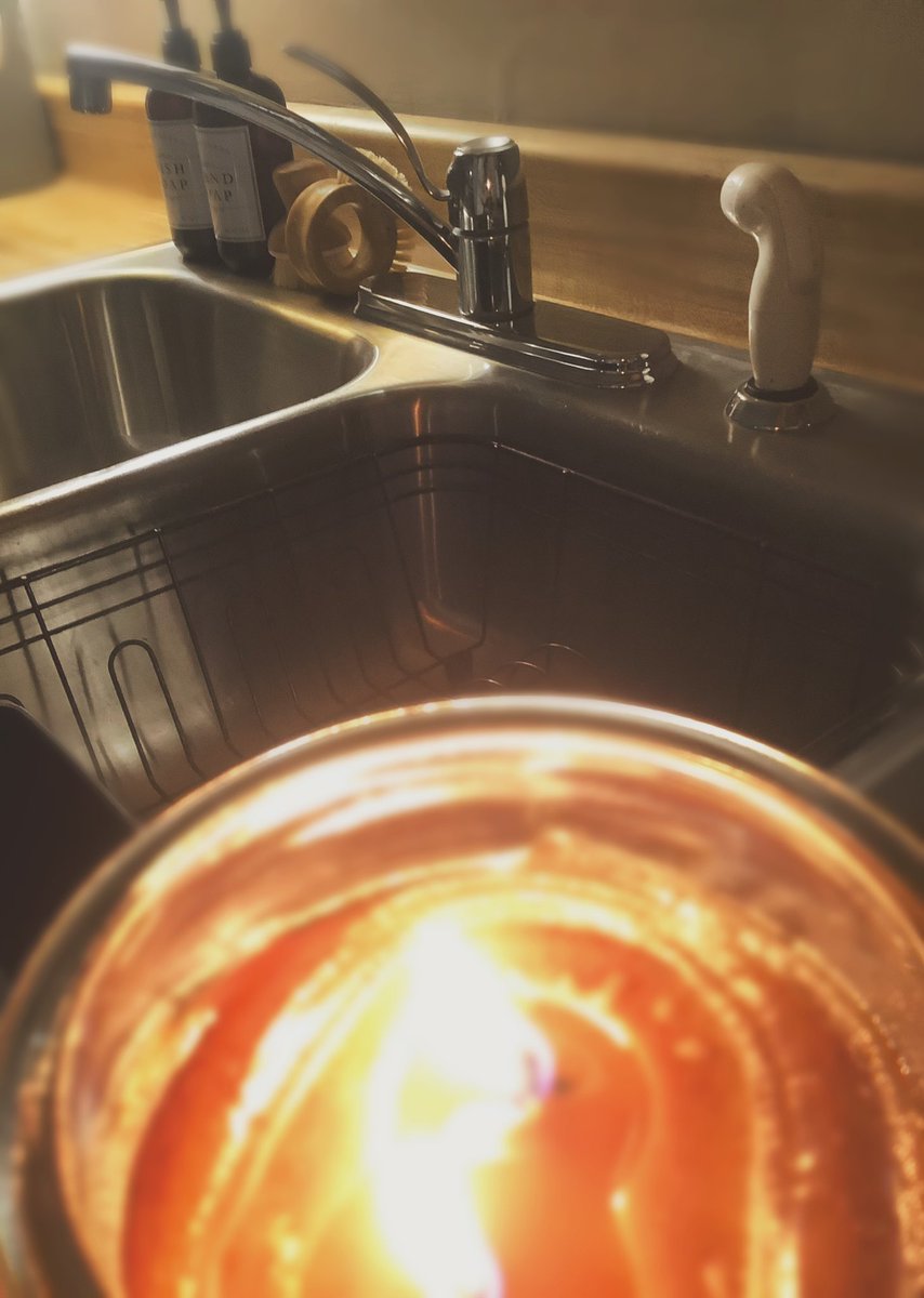 Real_S_Stuff's tweet image. Allison’s commentary:
Ahh...clean kitchen vibes...
Is it not SO satisfying to have a clean kitchen sink? 
We shall see how long this peacefulness lasts before my husband asks for a late-night snack 😂
#cleankitchenvibes #cleanhome #candlelight #peacefulnight #simple #rss