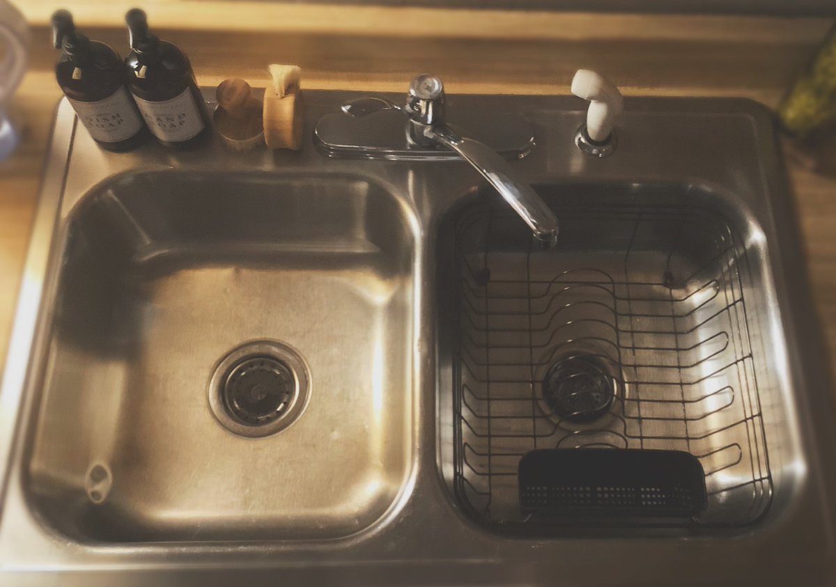 Real_S_Stuff's tweet image. Allison’s commentary:
Ahh...clean kitchen vibes...
Is it not SO satisfying to have a clean kitchen sink? 
We shall see how long this peacefulness lasts before my husband asks for a late-night snack 😂
#cleankitchenvibes #cleanhome #candlelight #peacefulnight #simple #rss