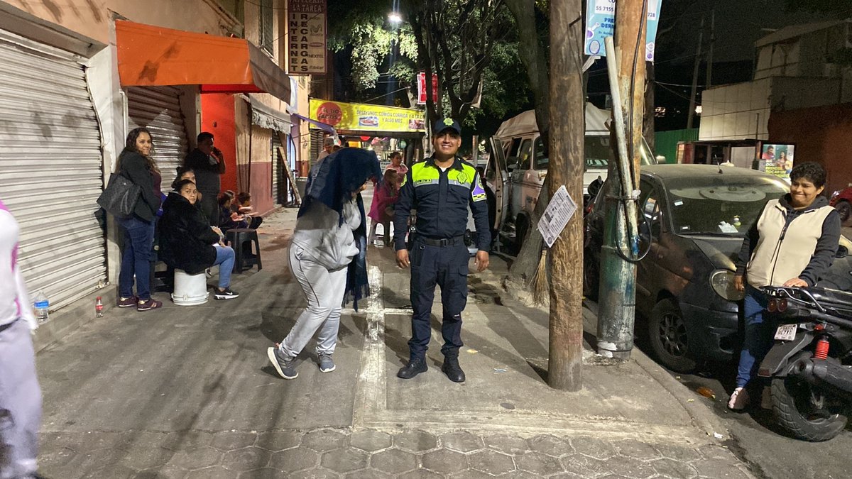 En atención a @pollolo80031467 acude al lugar policía de #TránsitoGCDMX, no se localizan los vehículos señalados asi mismo se garantiza que no se estacionen en banqueta.