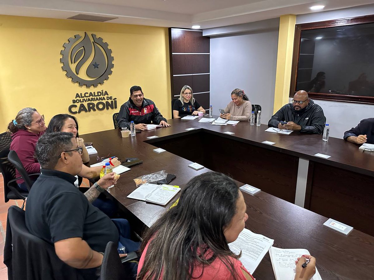 OviedoPSUV's tweet photo. La unión ha sido clave para que avancemos en estos años, y hoy estamos aquí reunidos con el equipo de trabajo, manteniendo el compromiso con la construcción de la Ciudad Guayana Para Vivir. Junto a @NicolasMaduro, @amarcanopsuv ¡Vamos por más!

#NosotrosConDios https://t.co/F2QWZTPLyo
