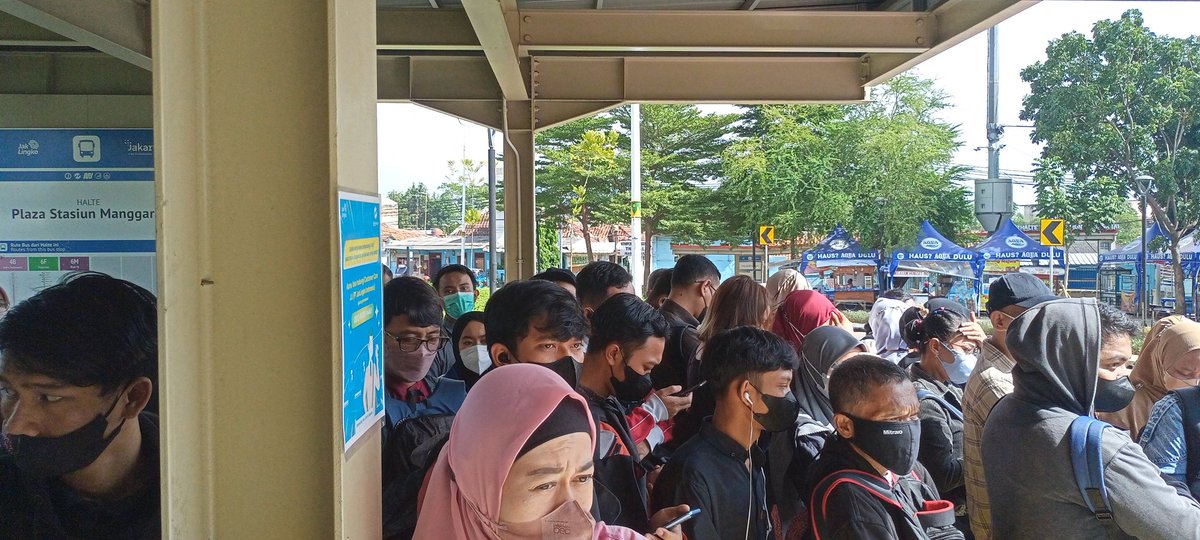 sv_jd's tweet photo. @PT_Transjakarta min, ini udah 3 kali bis Transjakarta 6M arah blok m dari manggarai cuma lewat aja, tidak angkut penumpang ? Penumpukan penumpang sudah terjadi di halte Manggarai. https://t.co/ca87K7LZxn