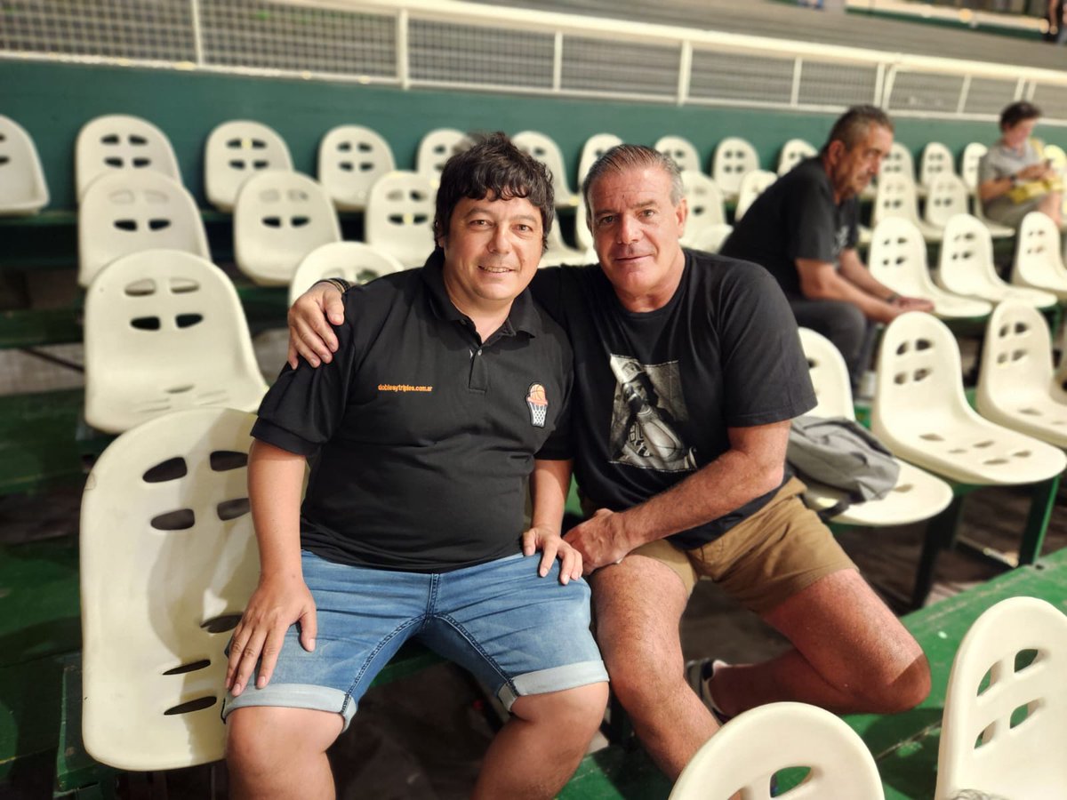 adaniyasebas's tweet photo. Admiración total por el señor @recontravale5, creador de la gran plataforma de contenidos @ucuweb, socio fundador de @aprebaok, siempre muy atento y generoso con todo el periodismo y el ambiente del básquetbol. ¿Vale? ¡Recontravale! 👏🏀👏❤️ 
#FabiánPérez #Apreba @doblesytriples https://t.co/TMZXfwDqLb