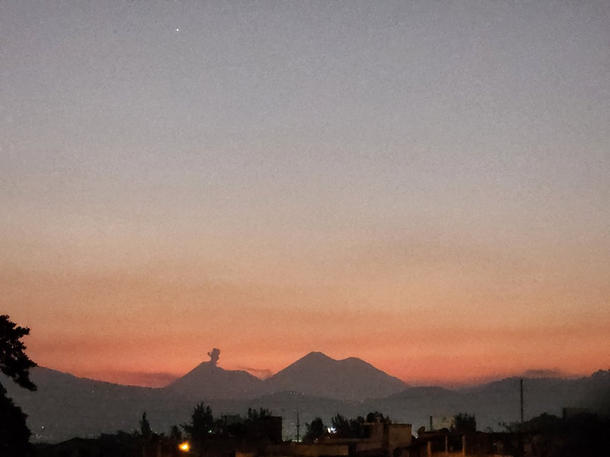v_ainilli7a's tweet photo. El atardecer estuvo hermoso 🌋 https://t.co/XmNzIfjUpB