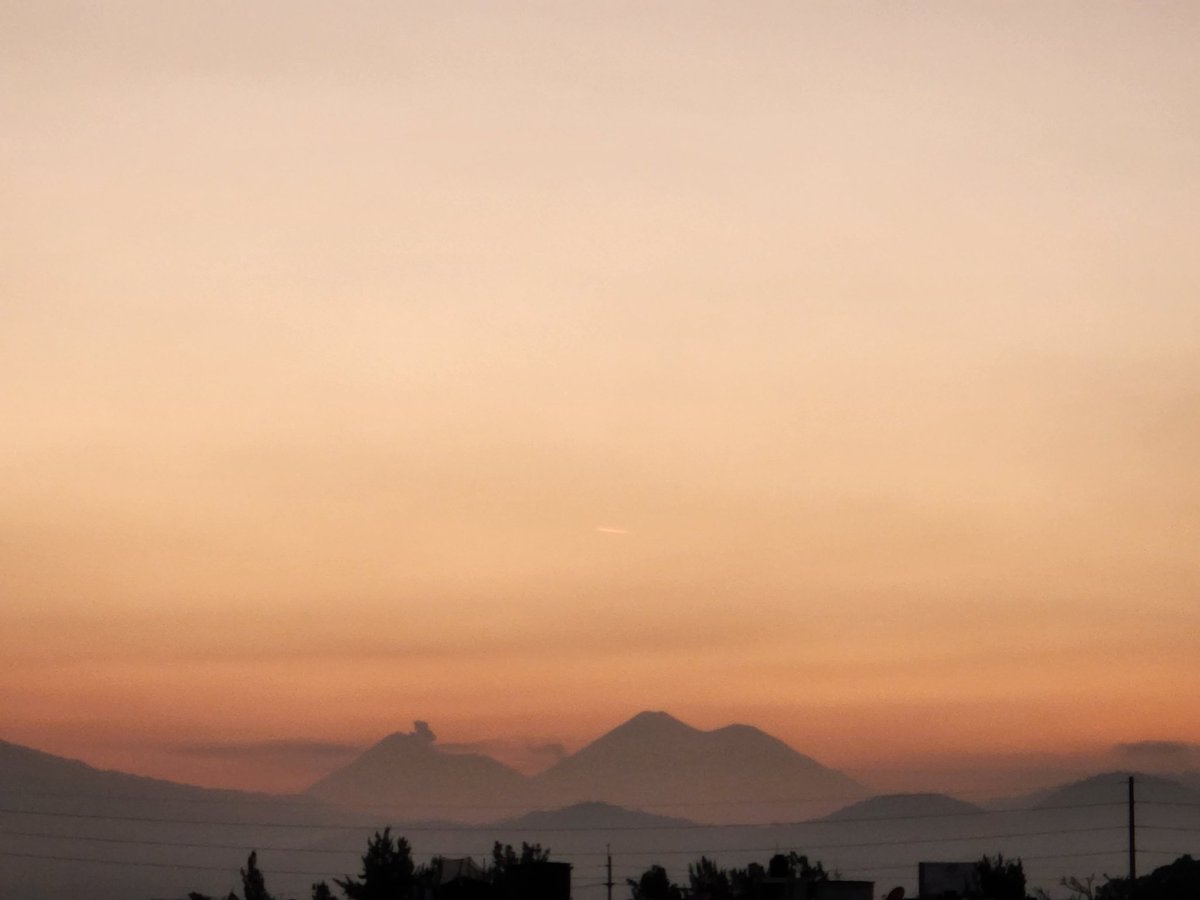 v_ainilli7a's tweet photo. El atardecer estuvo hermoso 🌋 https://t.co/XmNzIfjUpB