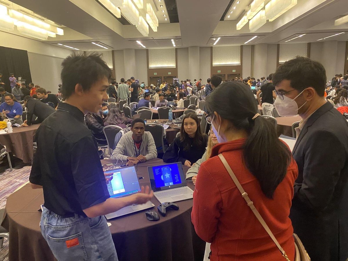 daophucquangvu's tweet photo. Sparkle team members introduce their app to Pi Network founders Chengdiao Fan (centre) and Nicolas Kokkalis (right).

🚀 Please "like" support us at Brainstorm with Pi Browser. Visit: https://pi81. shop

#pi81mall #PiNetwork https://t.co/PfruP4xH7h