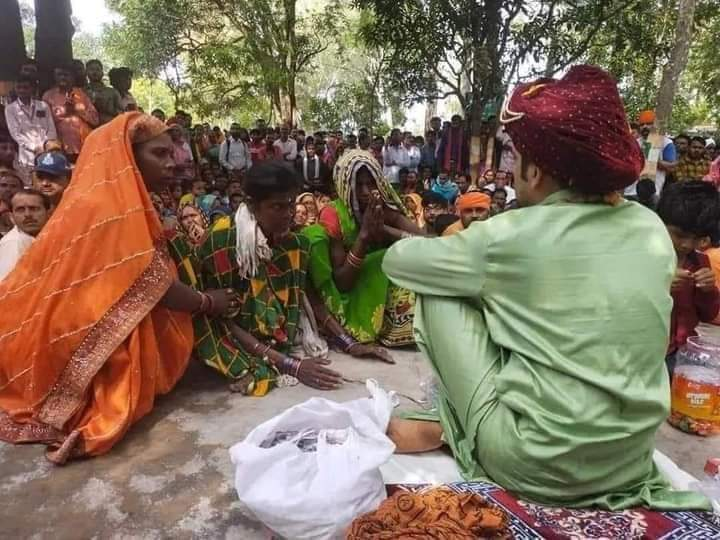 write2divya's tweet photo. जिस दिन बागेश्वर धाम वाले महाराज ने बोला कि वह वनवासी इलाकों में जाएंगे दरबार लगाने, उसी दिन तय हो गया था उनपर निजी हमले होंगे।
दरअसल यह विरोध धीरेंद्र शास्त्री का नहीं, उस शख्स का हो रहा है जो धर्मांतरण के खिलाफ मुखर है https://t.co/3kz2LgI4T1