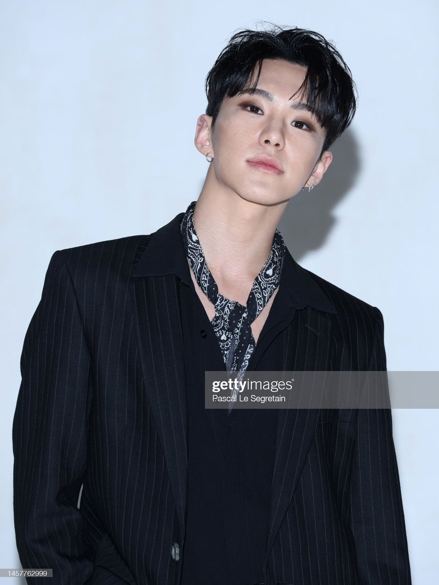 아 피부 베이크드 된거 다보이고 볼 한번 만진 자국도 다보임 너무 좋악 🖤