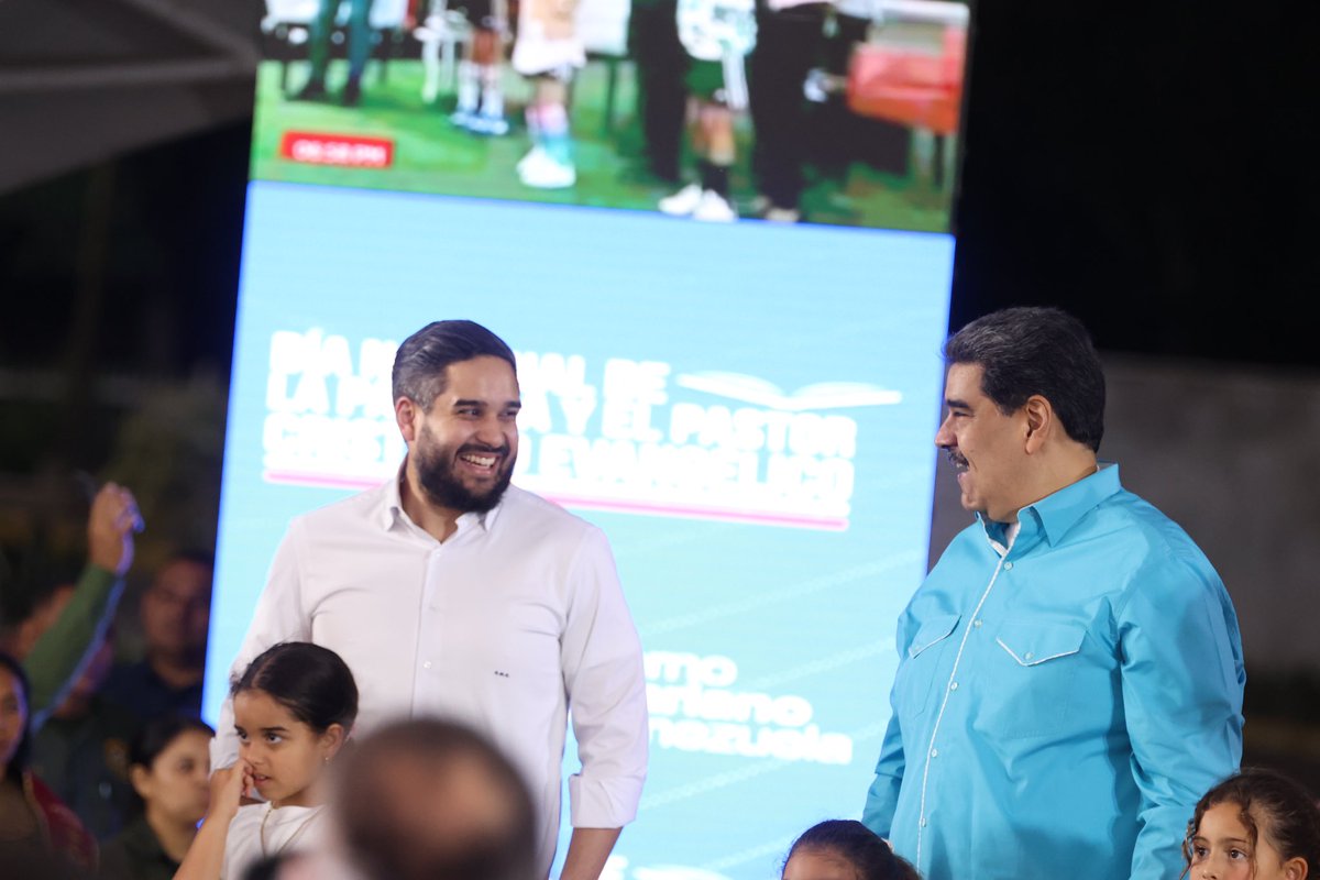 nicmaduroguerra's tweet photo. Junto al Pdte. @NicolasMaduro sostuvimos un grato encuentro con pastoras y pastores evangélicos de todo el país, para dar gracias a Dios por las bendiciones y reafirmar los valores cristianos que nos unen. ¡Gracias a mis abuelos y a mis padres por guiarme por el camino de Cristo! https://t.co/LGNjGEetjR