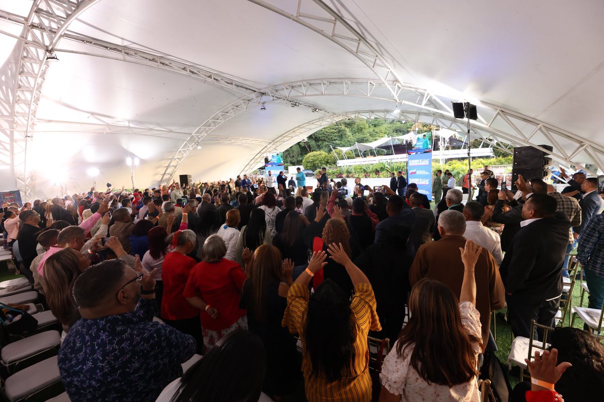 nicmaduroguerra's tweet photo. Junto al Pdte. @NicolasMaduro sostuvimos un grato encuentro con pastoras y pastores evangélicos de todo el país, para dar gracias a Dios por las bendiciones y reafirmar los valores cristianos que nos unen. ¡Gracias a mis abuelos y a mis padres por guiarme por el camino de Cristo! https://t.co/LGNjGEetjR