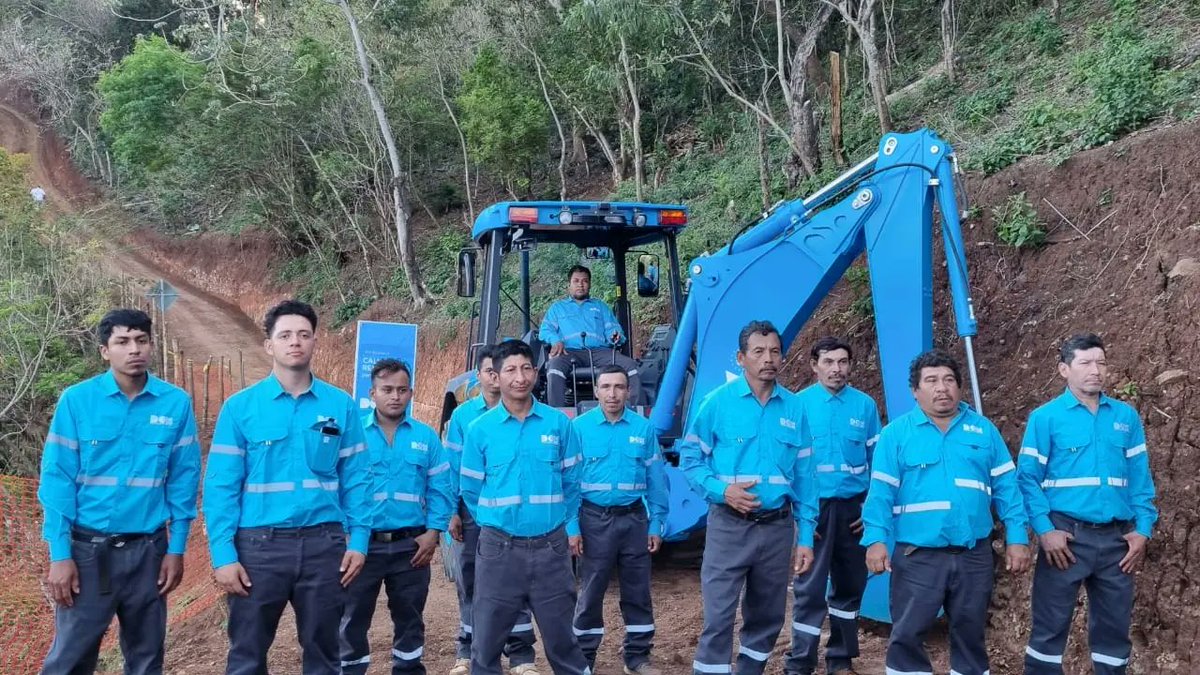 TCnelMariotobar's tweet photo. ¡Más obras para mejorar la calidad de vida en Teotepeque !

Nuestro alcalde Jose Mario Tobar en compañía del director Alvaro O'Byrne  y las diputadas @RebecaSantosNI y marleChávez , dan inicio al proyecto de mejoramiento vial de la calle de Colonia El Jicaro. https://t.co/5Q2uziAguC
