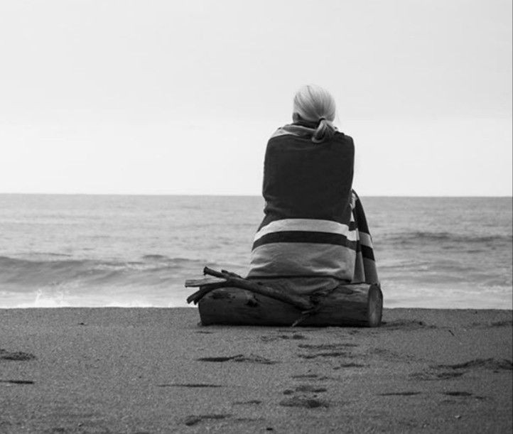 literlandweb1's tweet photo. "Para mi pobre cuerpo dolorido,
para mi triste alma lacerada,
para mi yerto corazón herido,
para mi amarga vida fatigada...
¡el mar amado, el mar apetecido,
el mar, el mar, y no pensar nada!"

Manuel Machado https://t.co/yafI8K6qVB