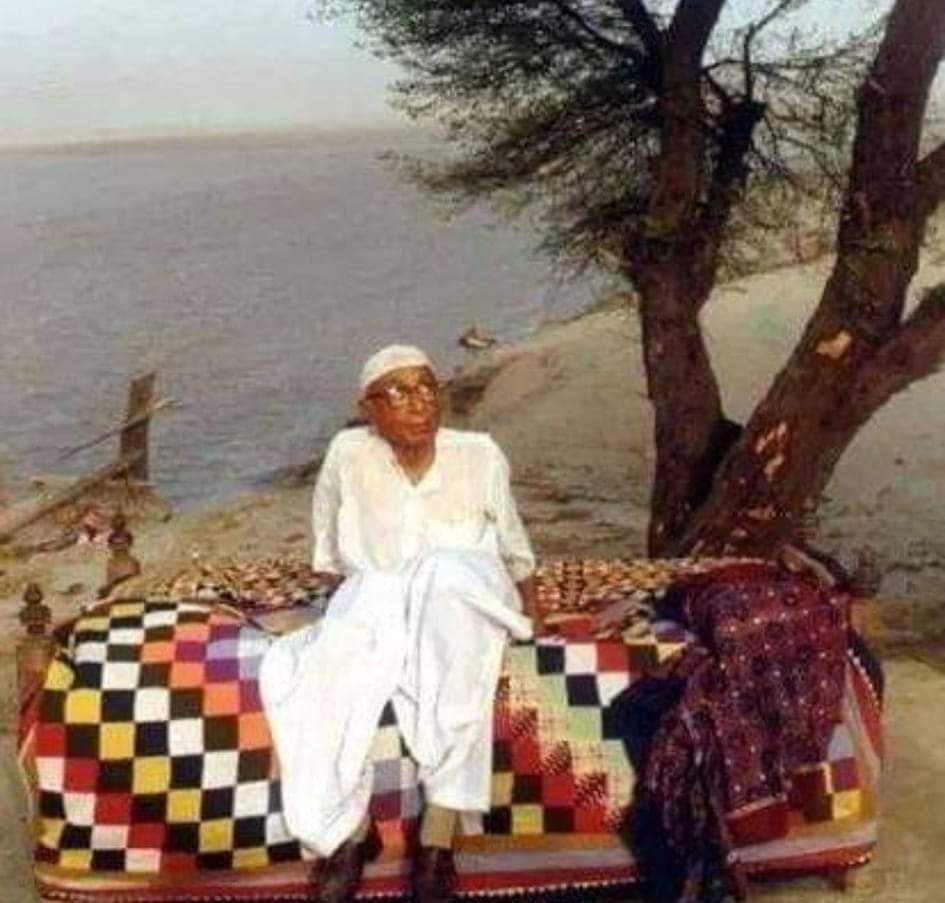 JSQMBashir_Khan's tweet image. ڪو ڪنڌيءَ تي ڏٺم جهُور جوڳيئڙو،
سنڌ جيئي سدا، چَپ چوري پيو،
ڪِلڪ سان ڪنڌ ڪوڙن جو ڪوري پيو،
رت ڏئي وَٽ ڏيئي جي سوري پيو،
واءَ کان اوٽ ڏئي ساهہ گهوري پيو،
جوت جڳ کي ڏئي، ٽمڪندڙ ڏيئڙو،
ڪو ڪنڌيءَ تي ڏٺم جهور جوڳيئڙو
#TributeToSainGMSayed
@SheeraziSalman1 @Maannik14 @MehdiHBijarani