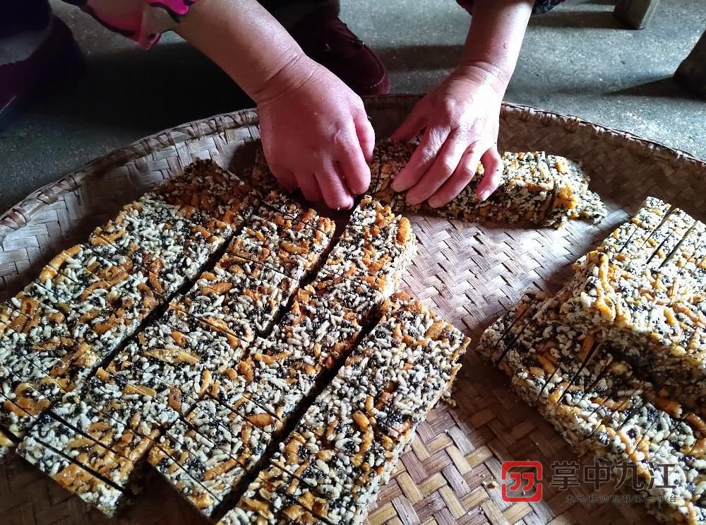 DynamicJiangxi's tweet photo. #SpringFestivalShot  Every household in Lushan City is busy preparing new year goods and making rice candy by hand. Families in Lushan would use large firewood stoves, and the kitchen is full of water vapor, which helps to make the “atmosphere of the new year.” @iChongqing_CIMC https://t.co/0G4vJOfOe8