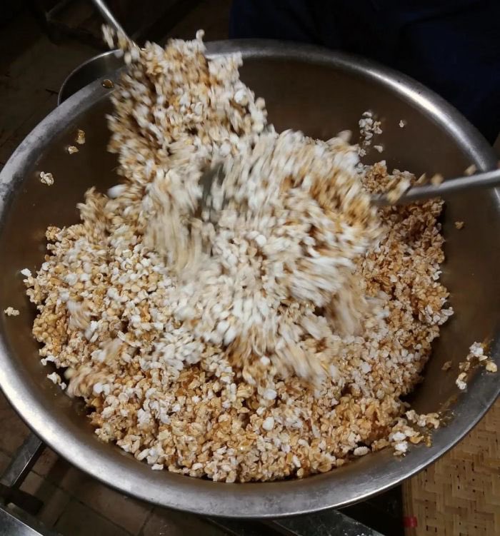 DynamicJiangxi's tweet photo. #SpringFestivalShot  Every household in Lushan City is busy preparing new year goods and making rice candy by hand. Families in Lushan would use large firewood stoves, and the kitchen is full of water vapor, which helps to make the “atmosphere of the new year.” @iChongqing_CIMC https://t.co/0G4vJOfOe8