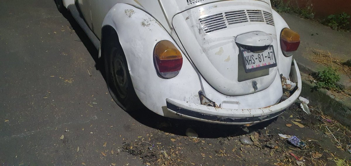 cyntiabelmont's tweet photo. @AlcaldiaAO Y este coche?? Cuando lo recogen frente a la primaria Maria G de Garcia Ruiz también hay varios coches abonados https://t.co/vijRQ4dwAE