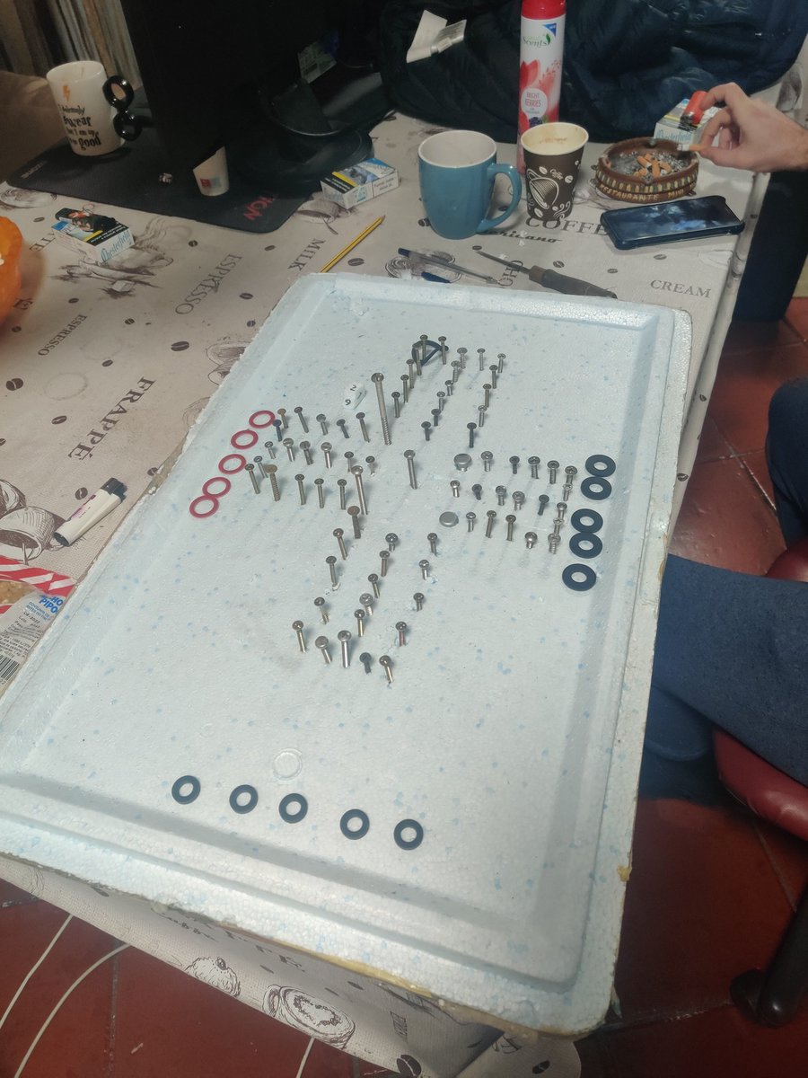 CostaOnFire's tweet photo. Não há Marralhinha? Mas há esferovite e parafusos 😂😂 https://t.co/kiShwIxNJD