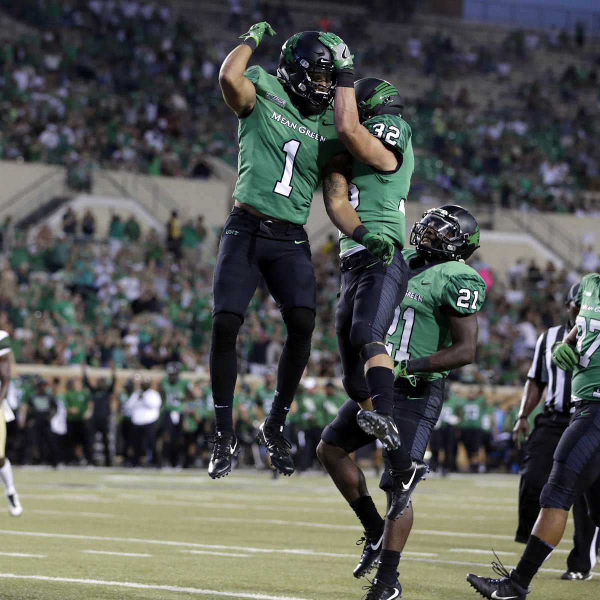 jeremiah_charl2's tweet photo. #AGTG After a great conversation with @JordanDavisUNT I’m blessed to say I received an offer from the University of North Texas!!🦅💚@Martin_Football @CoachCagle13 @__CoachMorris https://t.co/fSB8Xe4T6U