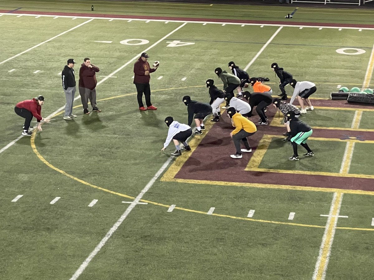 Love the support and servant leader <a href="/RyanFehr2/">Ryan Fehr</a> <a href="/mtaylor_wells/">Mason Taylor-Wells</a>  an others are showing to there community and future generations EHS hornets. <a href="/jrhornets/">Jr. Hornets Football and Cheer</a> is building something great with <a href="/Weareenumclaw/">Enumclaw Football</a> at there back pushing to legendary status.