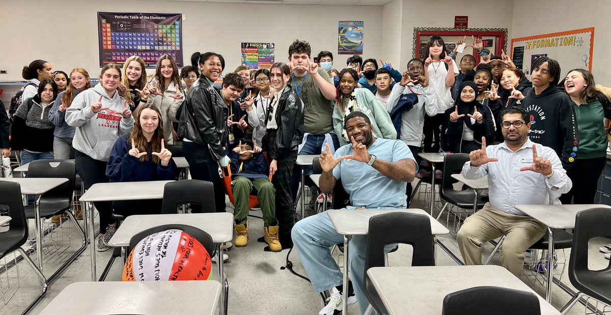 UnionTennisOK's tweet photo. Our girls had a great time today volunteering at U6/7 with Dr. Chris McNeil’s Youth Medical Mentors program and also helping do some cleaning around the building! #RedhawkAid @UnionSchools @Union_Athletics https://t.co/RltsVfTWAu