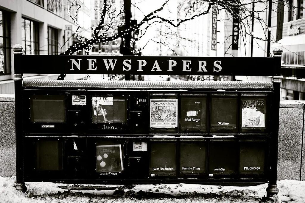 SouperSized's tweet photo. Dying industry or the most popular newspaper dealer in Chicago? #chicago #news #newspaper #streetphotography #blackandwhite #bw #bwphotography #blackandwhitephotography #urban #urbanphotography #instagood #photooftheday #picoftheday https://t.co/zx5UJc90iN https://t.co/hm4HT5QXln