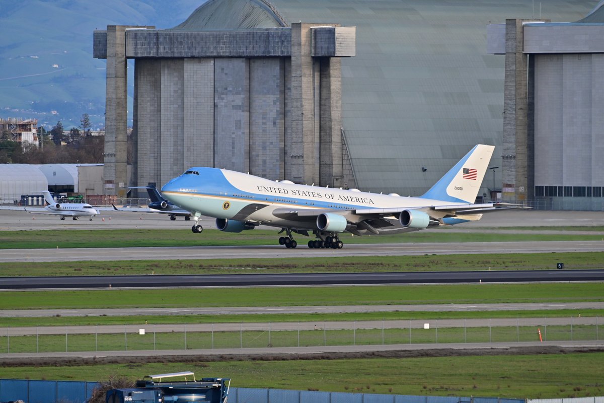 TuckerSakamoto's tweet photo. 水害の視察後マリーンワンでMoffett Fieldに戻り、帰路に着くバイデン大統領とエアフォースワン  #AF1 #airforce1 #KNUQ https://t.co/ljhFZjKM5w