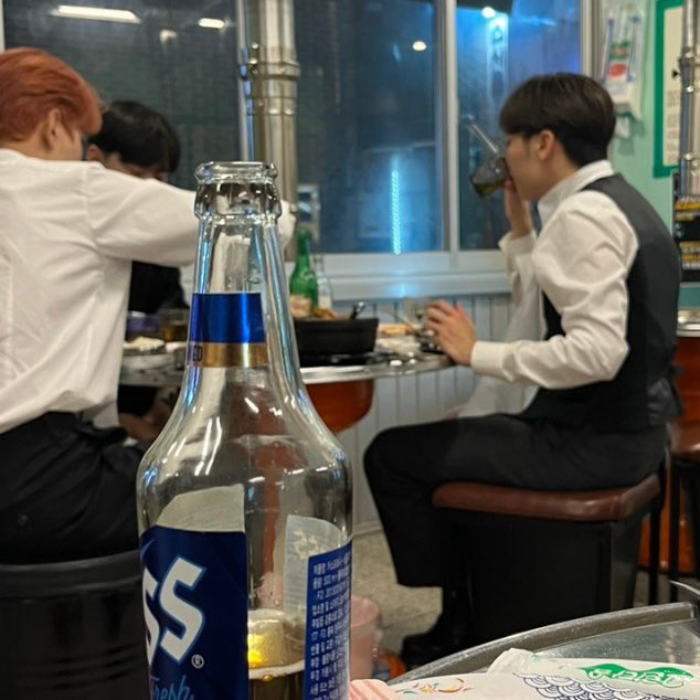 aot0natsu's tweet photo. 아니 근데 복장 헤어 너무 연예인이고 가게는 너무 그냥 가게라 눈에 개띄어 미틴 https://t.co/loKwPqpWCn