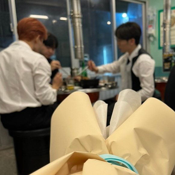 아니 근데 복장 헤어 너무 연예인이고 가게는 너무 그냥 가게라 눈에 개띄어 미틴