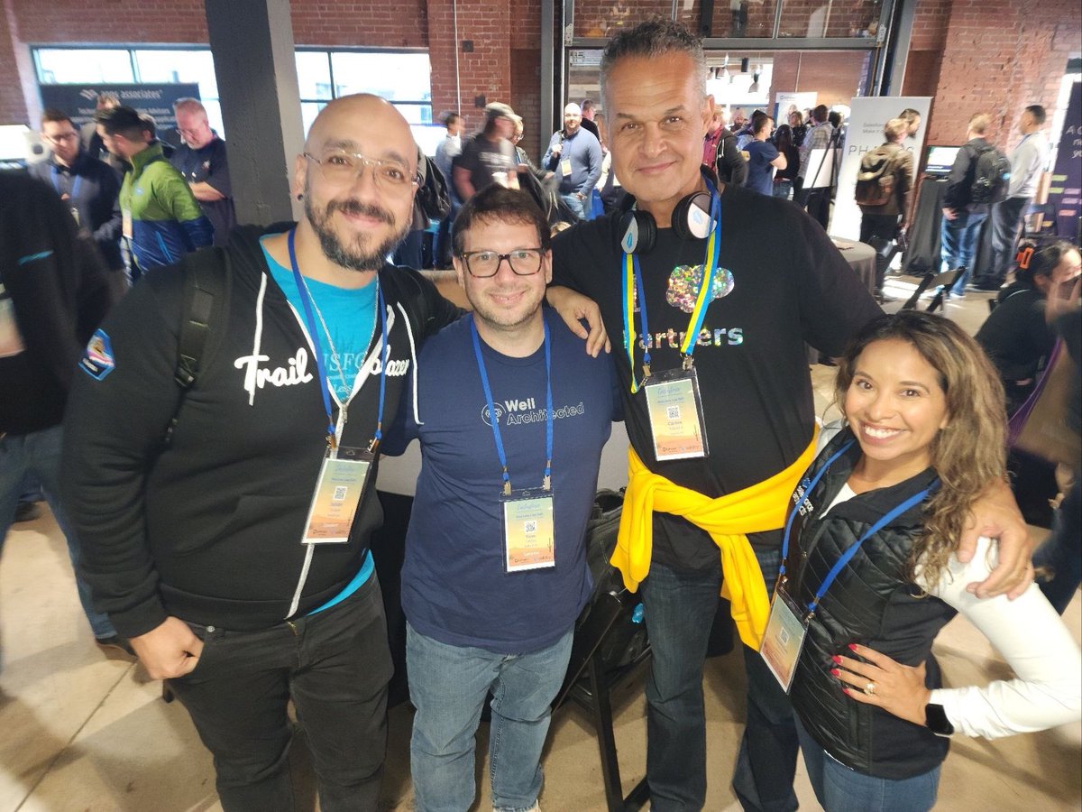 sunnydalelow's tweet photo. Great first day of @cactusforce48. The @salesforce evangelists were out in force! Photo credit: @akaCarioca https://t.co/WFGVV5RZil