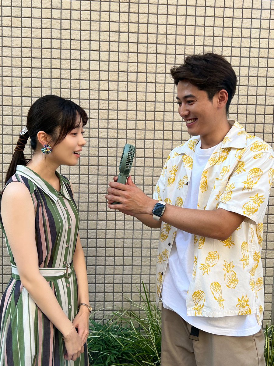 drama_streamtbs's tweet photo. ＼#シて彼オフショ📸🤍／

暑かった撮影時☀️
#島崎遥香 さんに涼んでもらおうとする #堀井新太 さんを発見！
優しさにじみ出てました…💕 

👇最終話を見逃した方は #TVer で❣️
https://t.co/PUkBvHKS25

#私のシてくれないフェロモン彼氏🐸 https://t.co/bsEQJ1GY3I
