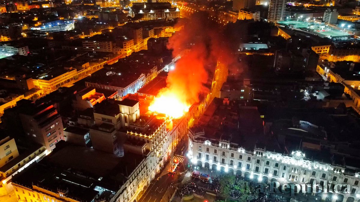 larepublica_pe's tweet photo. 🚨#Marcha19E | Incendio cerca de la Plaza San Martín consumió edificio, cuyo techo cayó. Material de quincha facilitó propagación del fuego. Bomberos confirman que no hubo heridos y trabajan para confinar el siniestro.

#ParoNacionalPeru #ParoNacional 

📸: URPI - LR https://t.co/pdEfQ9cM8i