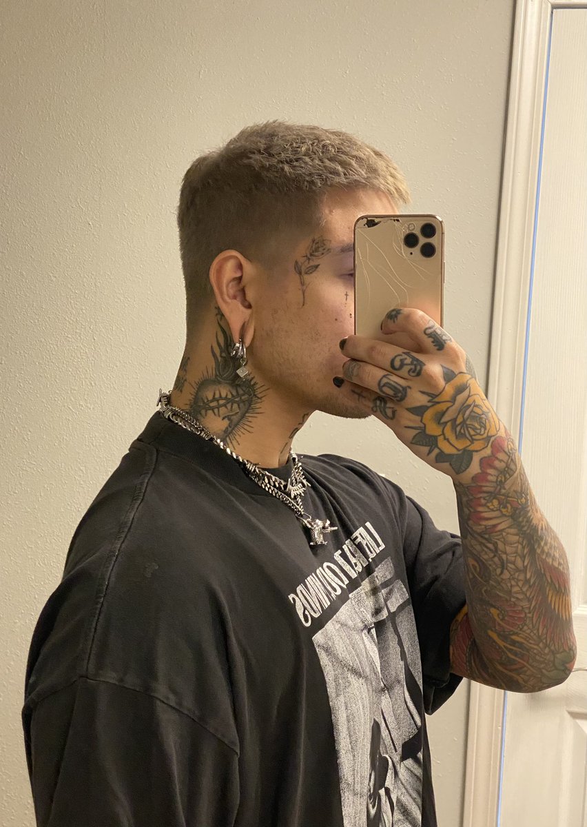 KuyaAllen1's tweet photo. Shaved my head you ho’s are fucked now https://t.co/XvsrtWzWgb