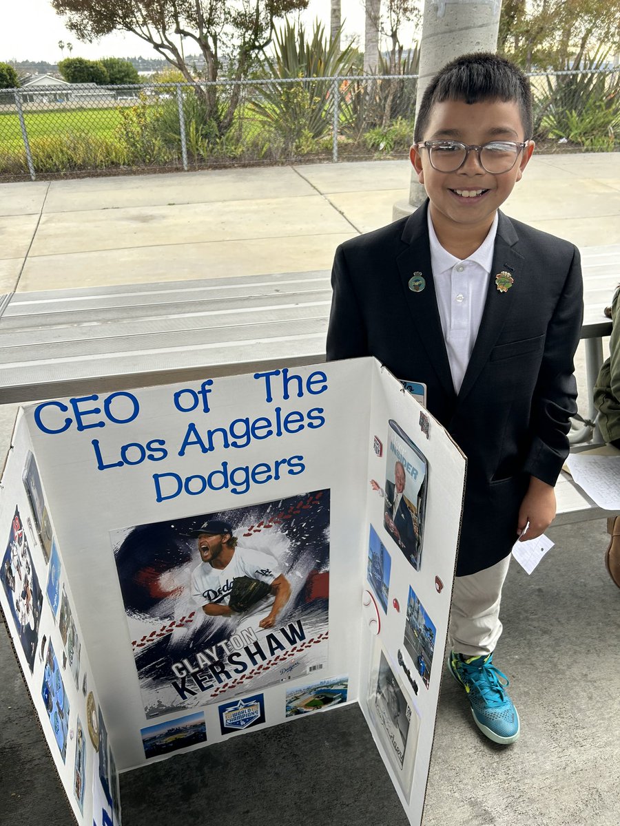 DrCarlosLHCSD's tweet photo. #LHCSD- Sierra Vista No Excuses University, 3rd grade future self day!  Excellent presentations and great family participation.  @svpanthers_lh @LHSchools https://t.co/sCBgZ8e46f