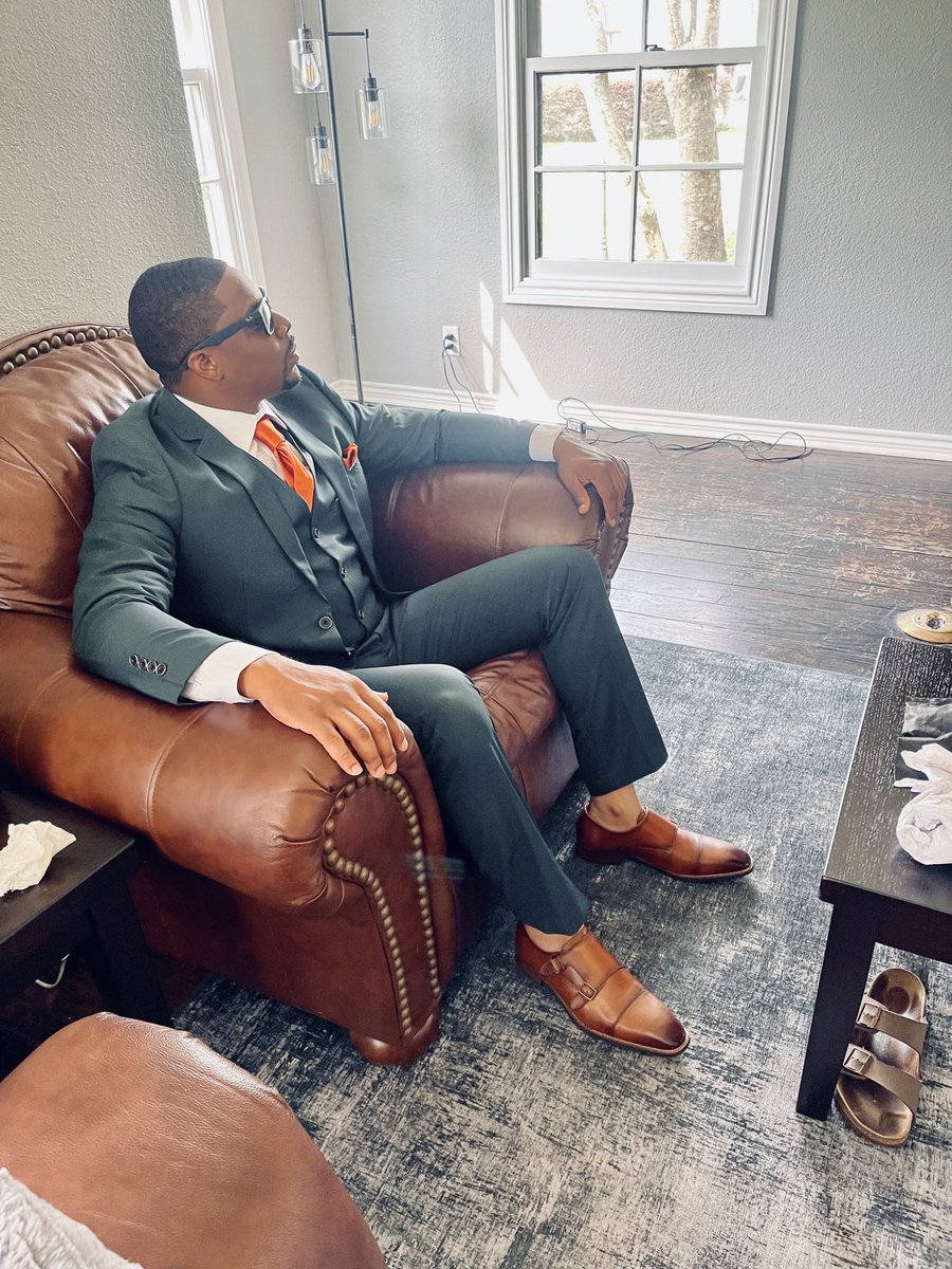 KingHollaa's tweet photo. Gentlemen attire in threads that won’t expire 😎 https://t.co/xcLg9pZdNe