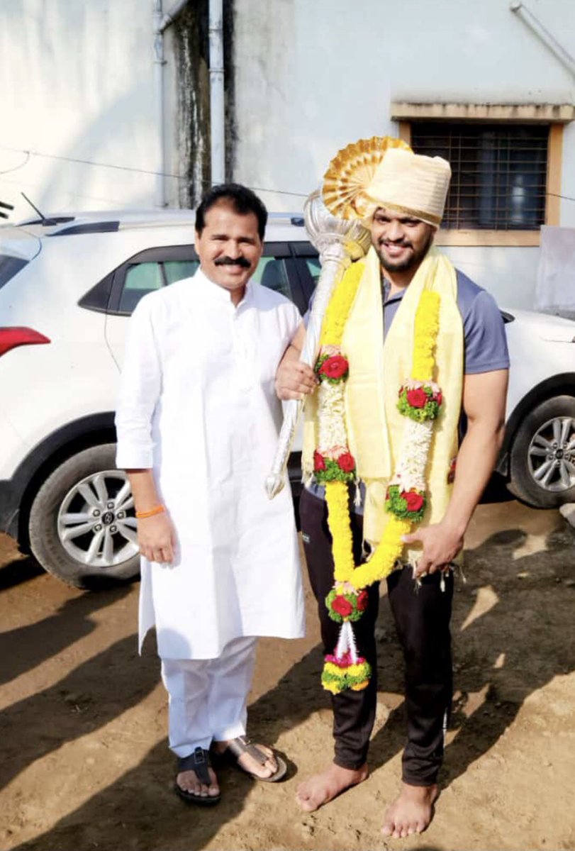 SureshLBhor's tweet photo. महाराष्ट्र केसरी विजेता २०२३ पै. शिवराज राक्षे यांचा त्यांच्या निवस्थानी जाऊन सत्कार केला व शुभेच्छा दिल्या.

यावेळी शिवसेना खेड तालुक्यातील पदाधिकारी व खेड तालुका जागर संघटनेतील माझे सहकारी उपस्थित होते...!!! @OfficeofUT @AUThackeray @sanjayraut_ @iambadasdanve @AhirsachinAhir https://t.co/jt8fIfahg3