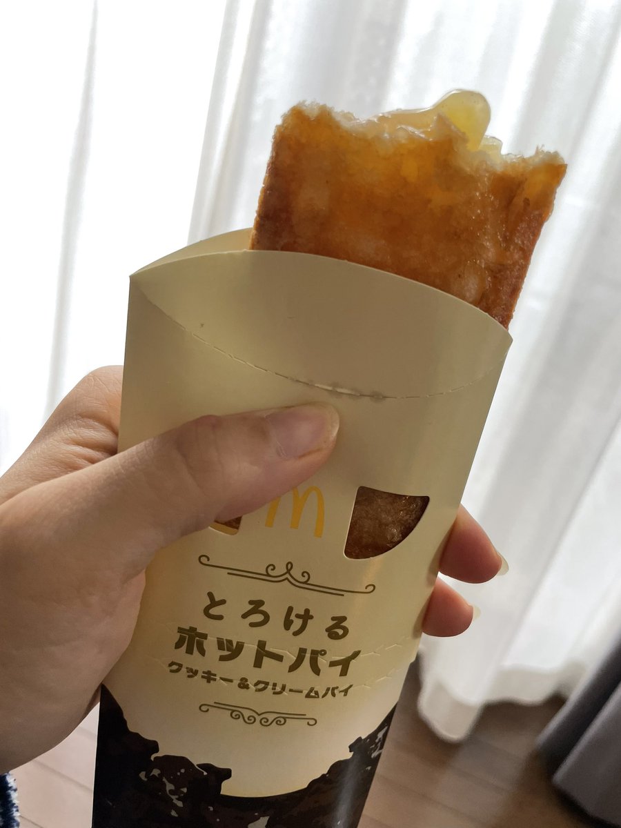 haaami6326's tweet photo. 昨日買ってあったマックのクッキー&amp;クリームパイ楽しみにしてたの温め直して今食べたら…アップルパイだった泣
引っ越しして家からマック遠くなったからなかなか買いに行けないのに（ ;  ; ）
クソ…昨日購入やし間違ってますなんてもう言えないし…悲

#マクドナルド　
#マック
#とろけるホットパイ https://t.co/gDnu9RNunG