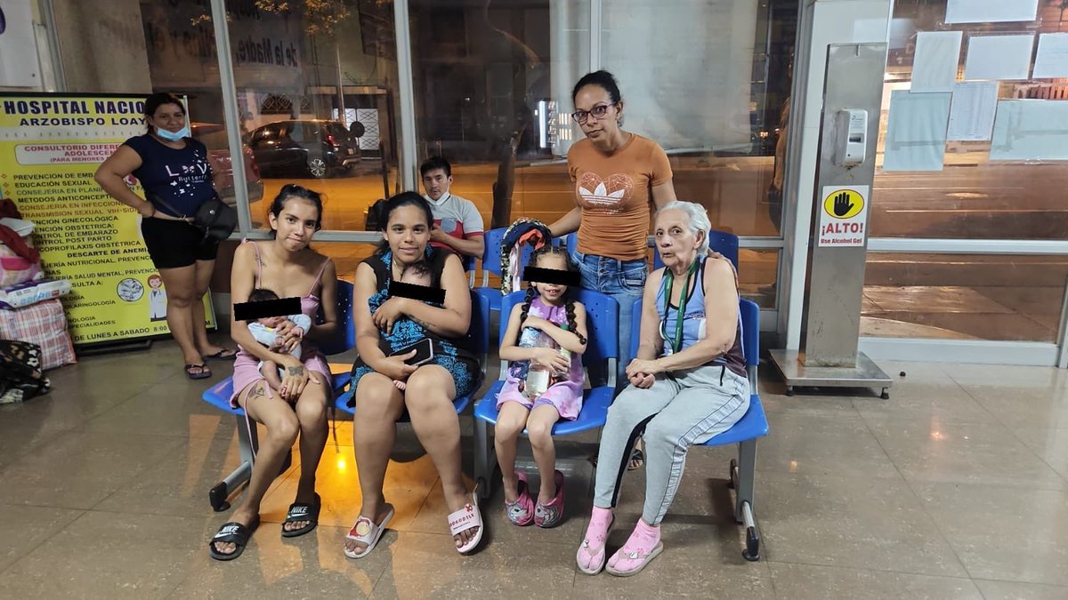 Tras el incendio registrado en un edificio cerca a la Plaza San Martín, efectivos policiales lograron rescatar a una madre con sus bebés prematuros y a una persona de la tercera edad, siendo puestos a buen recaudo y trasladados al Hospital Loayza.#VidaQueCuidaTuVida