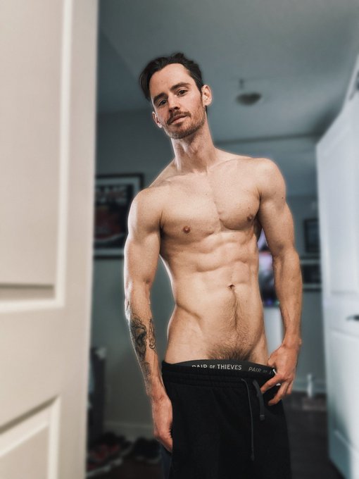 I&rsquo;m so horny&hellip; Reply with material to help me solve this problem please. 😏 https://t.co/ysi6a82kh4