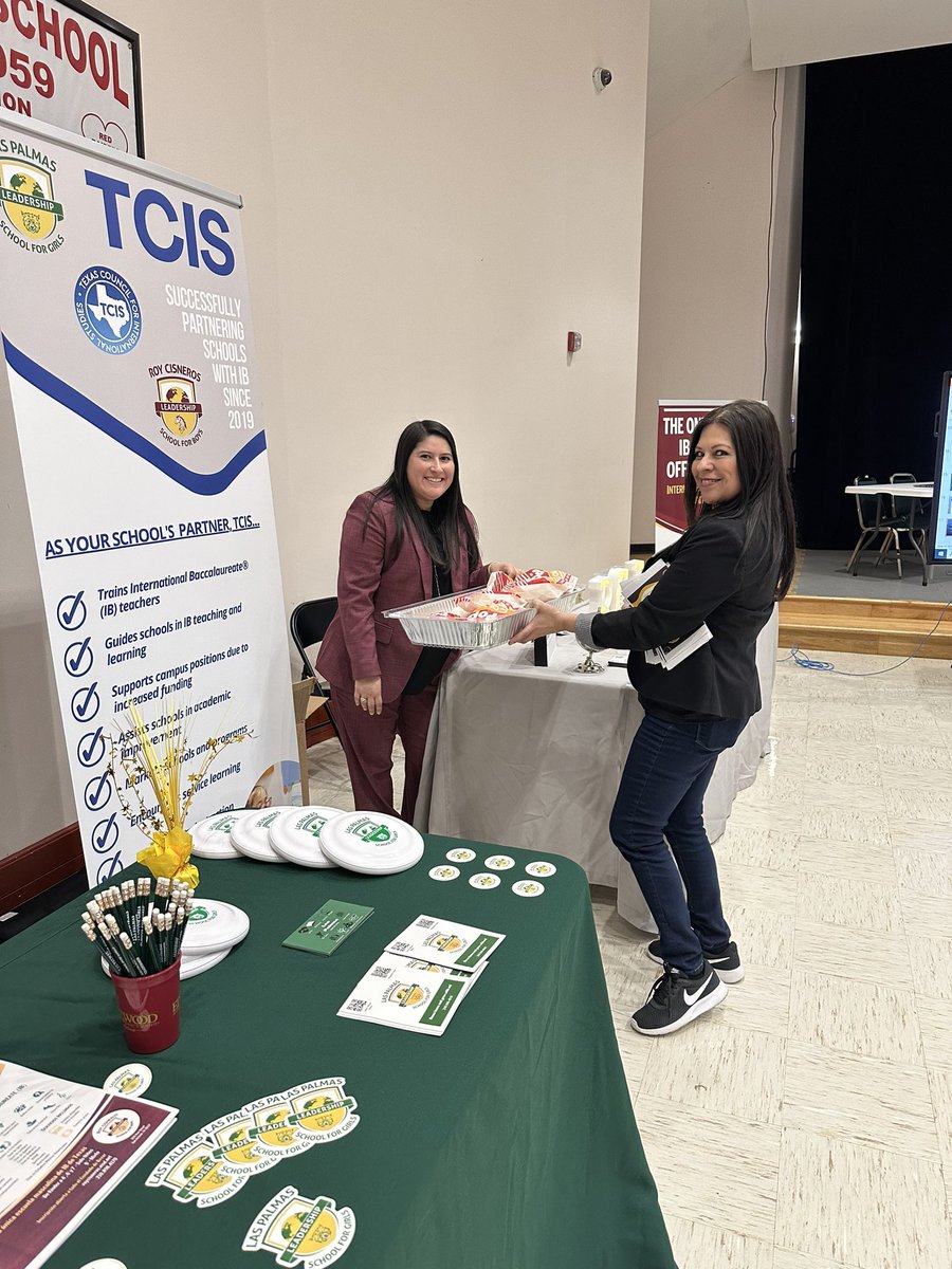 Innovate_EISD's tweet photo. So much fun at the Edgewood School Choice Expo! Thank you to all of the schools and departments for supporting innovation in our great District! #ComeDreamWithUs https://t.co/4MqtmvMPCA