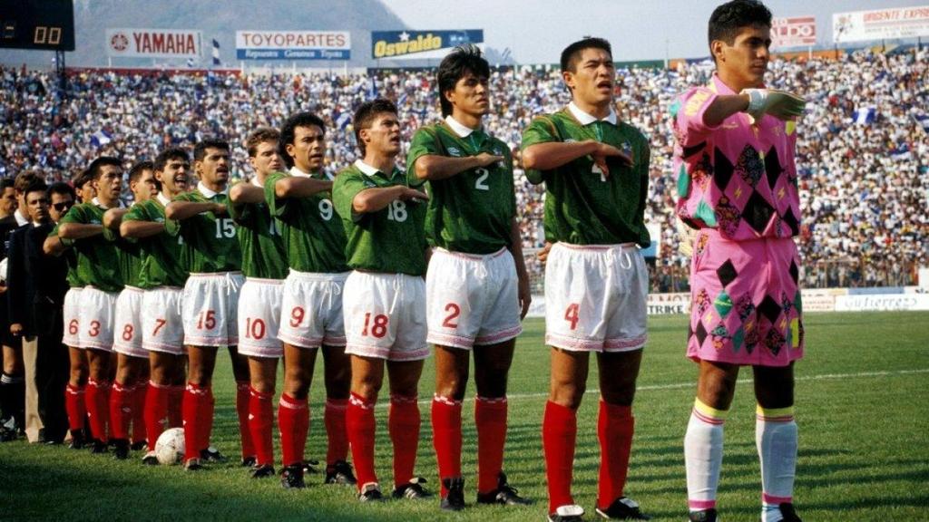 Estradamyers's tweet photo. Selección Mexicana conformada por 9 canteranos de Pumas.

Miguel España, Ramírez Perales, Alberto García Aspe, David Patiño, Luis Flores, Luis García, Hugo Sánchez, Ramón Ramírez, Claudio Suárez, Ignacio Ambriz y el Brody Jorge Campos.

Del baúl de los recuerdos...

#SoyDePumas https://t.co/QiNsIWtq7H