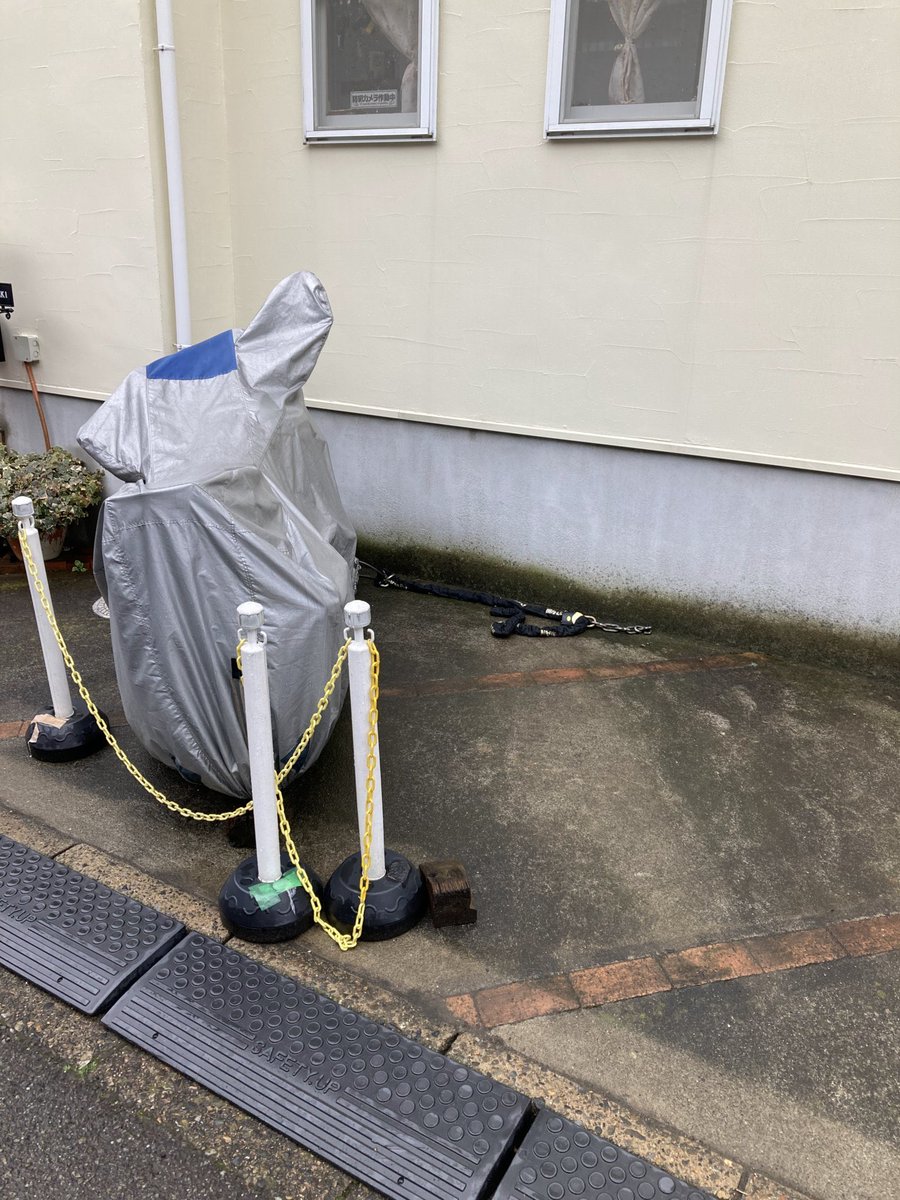 Da9ueXzCfL2Witf's tweet photo. ヤフオクでシルバーのZRX1100の盗難車を出品している奴にGSX-R1000Rを盗まれました。
ヤフオク取引で違和感があったので取引中止したら着払い取引だったので、住所と車種を特定され、盗まれやすいと言われる冬の雨の夜中に盗難されました。
#バイク盗難許さない
#バイク窃盗許さない
#バイク盗み https://t.co/YONH4OriUy