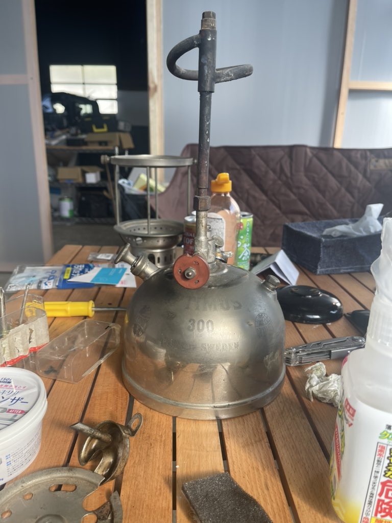 aka_etsunosuke's tweet image. 70歳くらいのスエーデン製加圧式ランタン。
骨董品屋で眠ってたのを、わざわざ日本まで連れてこられてちゃんと灯るだろうか。
頑張れ👍

#prims
#加圧式ケロシンランタン