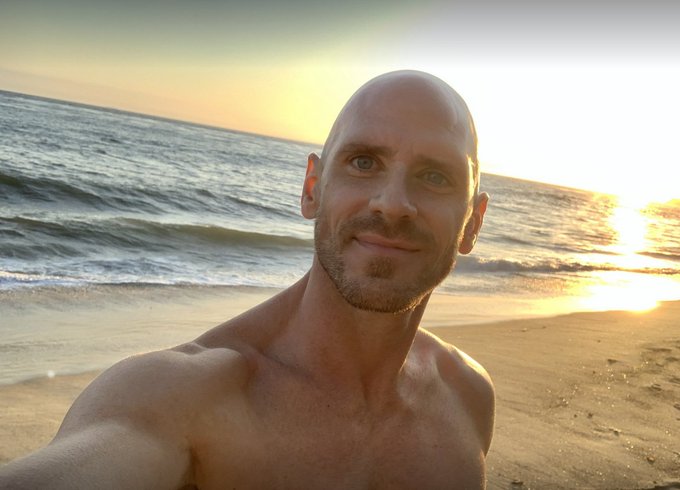 Can't go wrong with a sunset at the beach, cheers to the weekend! https://t.co/UVFqMHDrQu<a href="/tag/mvsales"class="tags"><span>#mvsales</span></a>