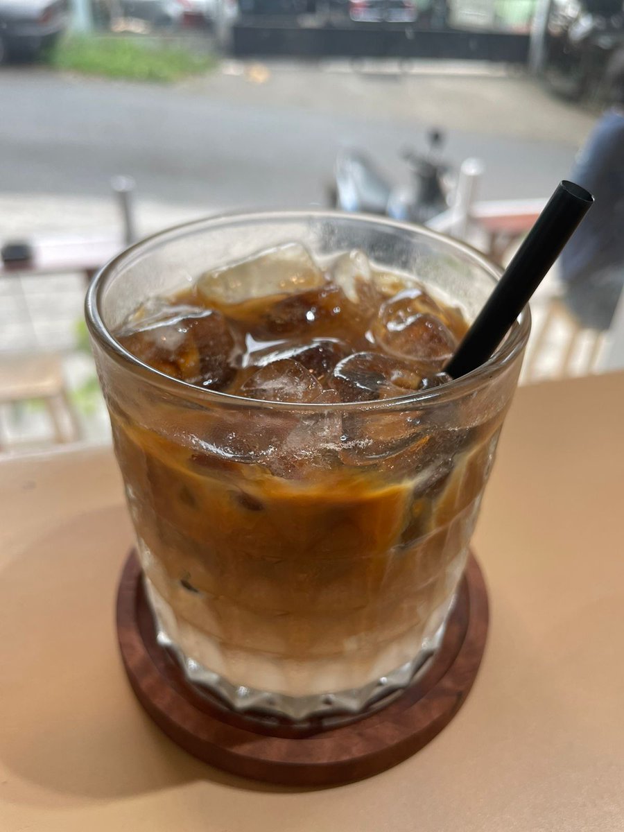 kopihidupbaru's tweet photo. Ini adalah Isekai, Kopi Susu yang bukan kopi susu...lebih strong karena auto pakai 2 shots espresso..cocok siang ini diminum..sementara tersedia dine in dan take away only
#kopihidupbaru #cafe #bdngfess #itbfess #ngopi #kopi #bandung https://t.co/v5f93rnSdS