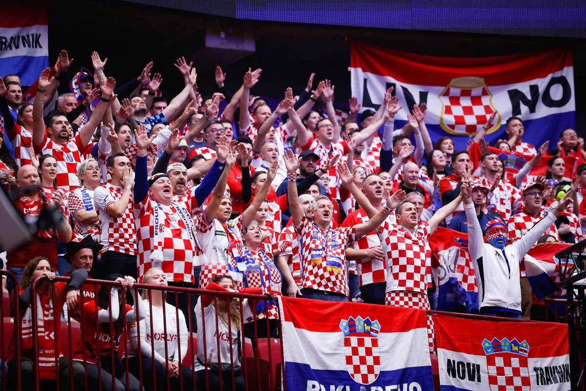 HRS_CHF's tweet photo. 📸 | Seniori | #POLSWE2023
🎶 "Oj junačka zemljo mila..." 🇭🇷
@kolektiffimages / @ihf_info
#crohandball #DENvsCRO #sticktogether https://t.co/ugCKkfuBsq