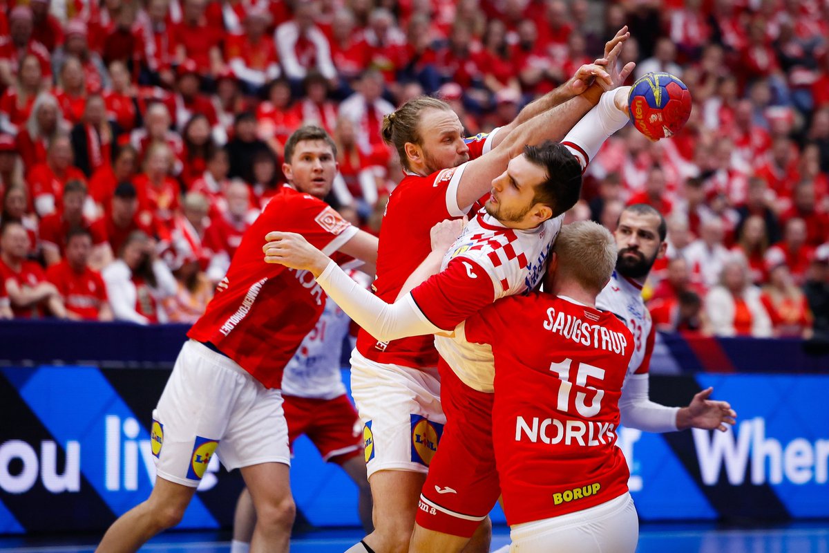 HRS_CHF's tweet photo. 📸 | Seniori | #POLSWE2023
🎶 "Oj junačka zemljo mila..." 🇭🇷
@kolektiffimages / @ihf_info
#crohandball #DENvsCRO #sticktogether https://t.co/ugCKkfuBsq