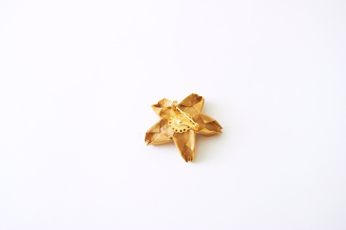 kanaamiorigami's tweet photo. おりあみの丹銅で作った花のブローチです。　
#おりあみ #oriami #石川金網 #折り紙 https://t.co/kvC1zsna1j