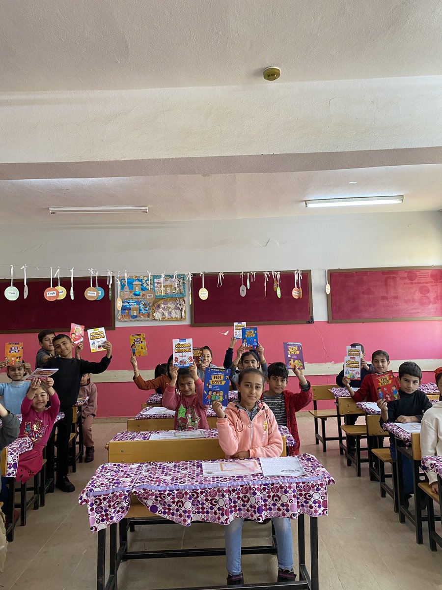 ÖĞRENCİLERİMİZE KARNELERİ VERİLİRKEN TÜM ÖĞRENCİLERİMİZE KİTAP HEDİYE EDİLDİ.