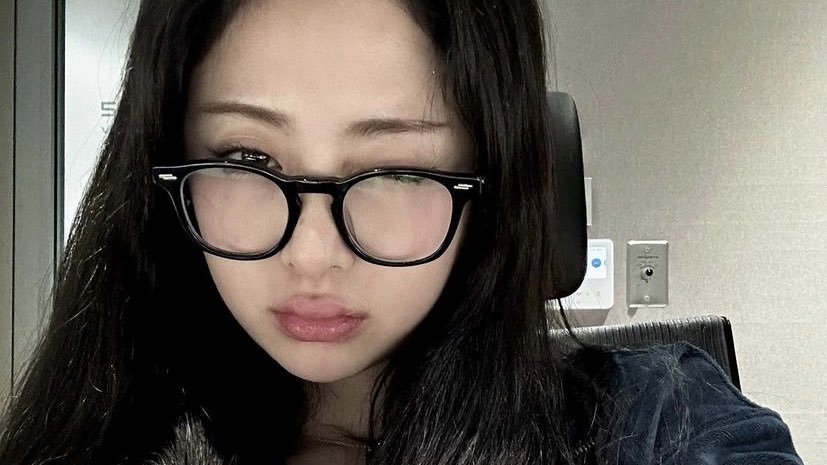 huh yunjin, light vs dark mode