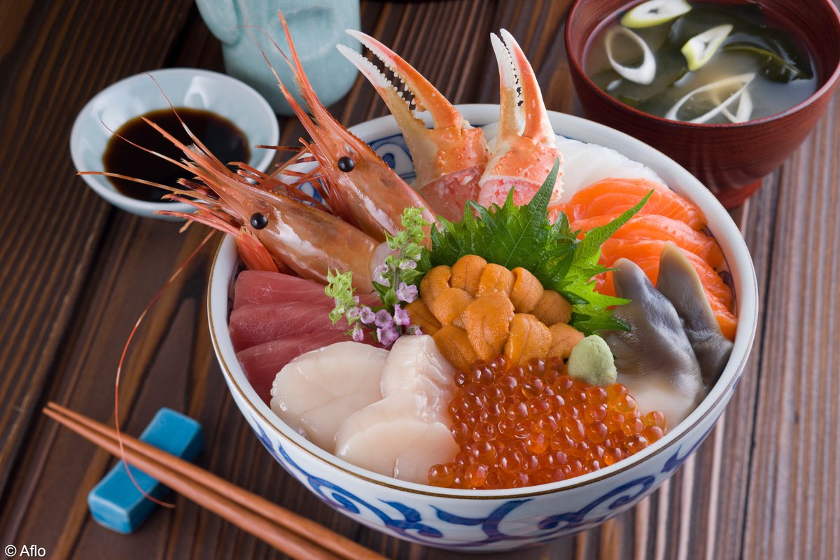 AmbJaponFR's tweet photo. Le « kaisendon » est un plat #japonais 🇯🇵 composé de riz blanc, recouvert de sashimis de poissons et de fruits de mer frais🦐🐟 

Il peut se déguster en trempant les sashimis dans la sauce soja ou bien en la versant directement dans le bol #海鮮丼 😋 https://t.co/rT5x9i23uL